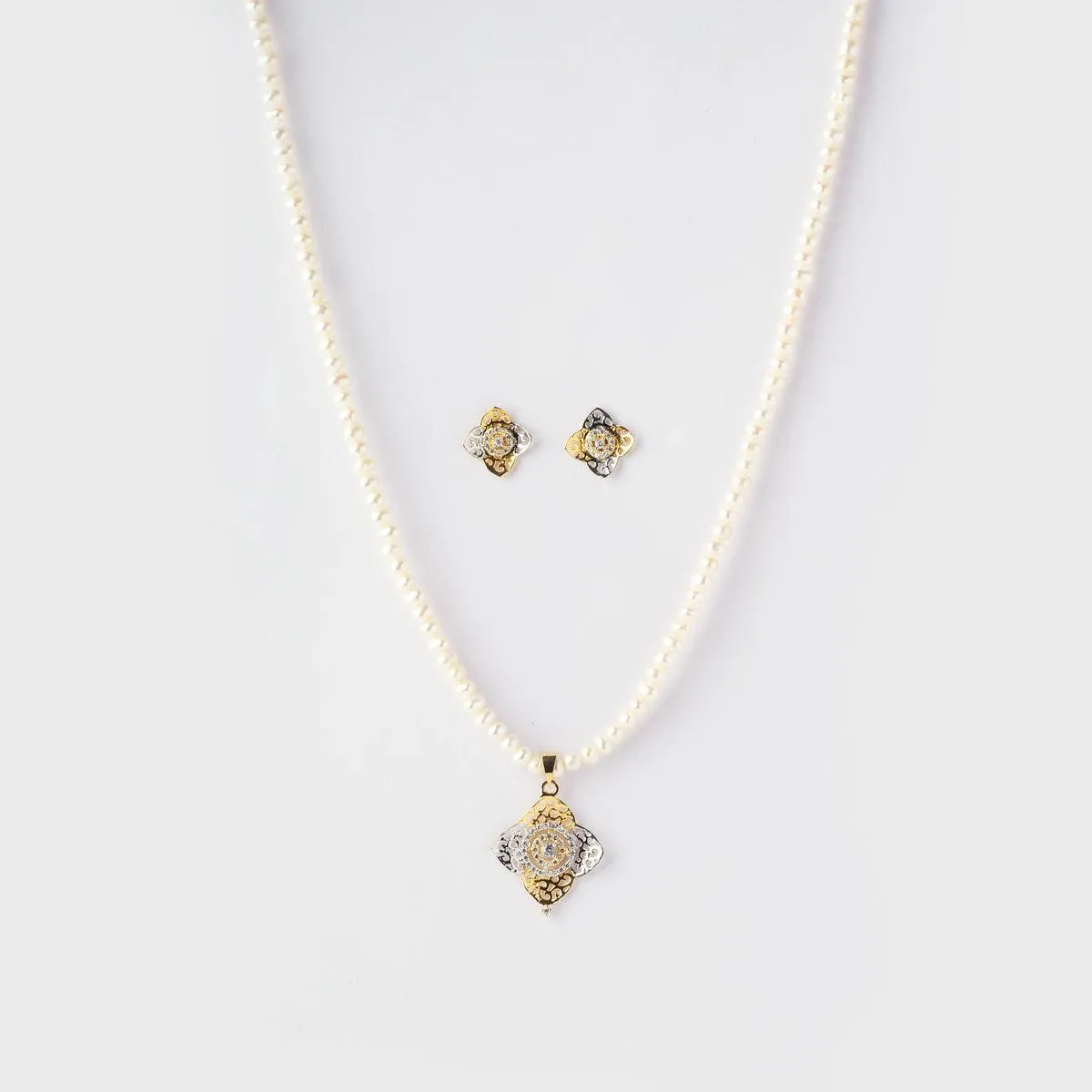 Beautiful Pearl Necklace Set