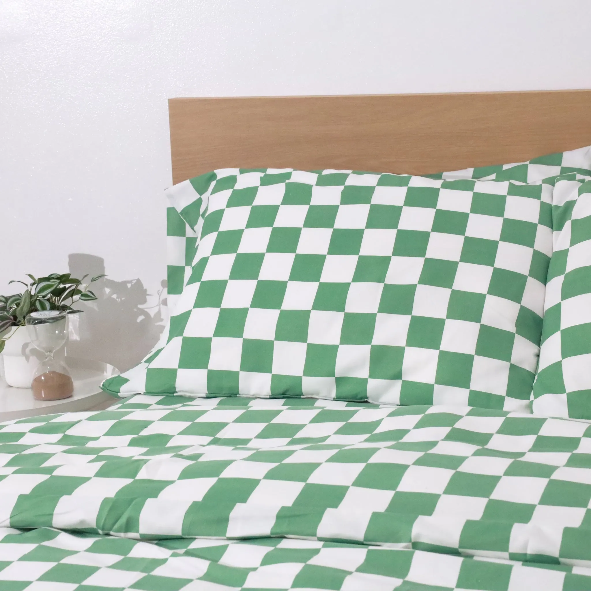 CHECKERED BEDDING SET – BUY ONE GET ONE