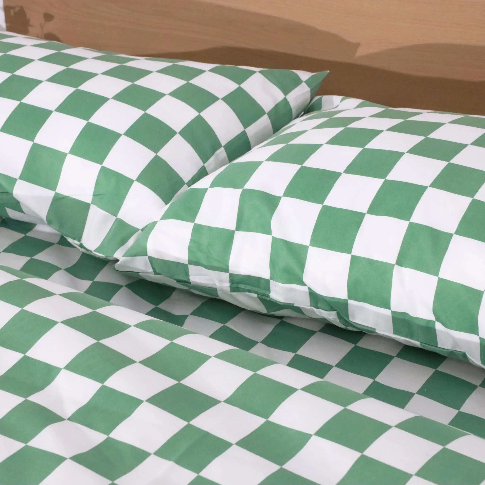 CHECKERED BEDDING SET – BUY ONE GET ONE